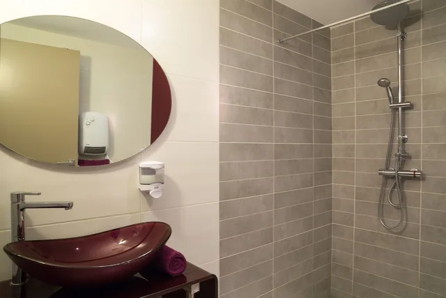 غرفة رباعية بسرير مزدوج وسرير بطابقين، INTERHOTEL HOTEL DES ARTS 5/5