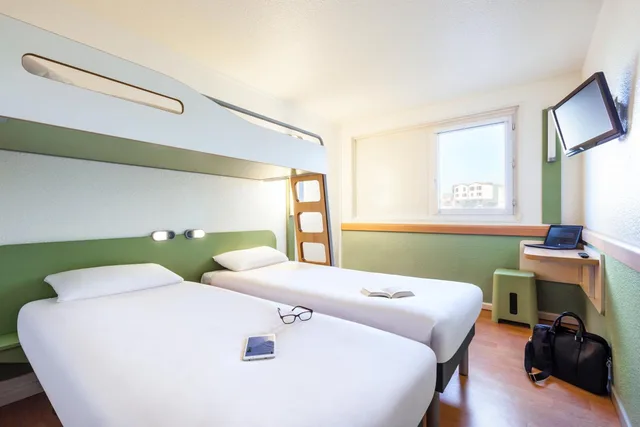 غرفة ثلاثية صغيرة بحمام خاص، ibis budget Hamburg St Pauli Messe 9/10