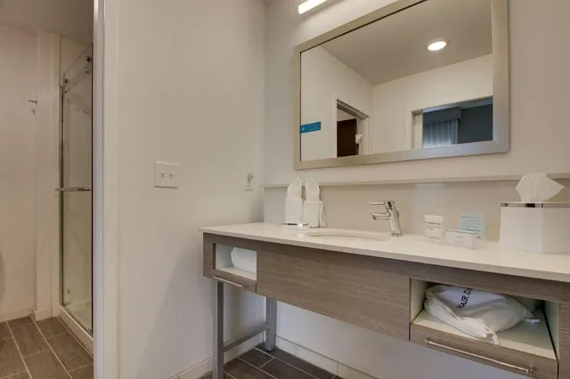 استوديو بسرير كينج مع أريكة لذوي الإعاقة، Hampton Inn Suites Knightdale Nc 4/6