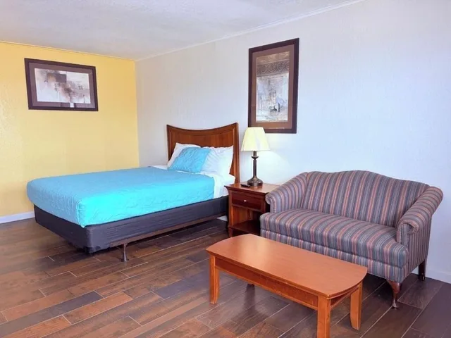 غرفة بسرير كوين لغير المدخنين، Champions Inn Del Rio Near Lake 6/10