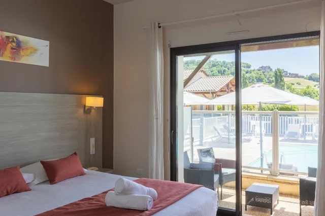 غرفة بسرير مزدوج بإطلالة على المسبح بشرفة، HOTEL L OUSTAL 5/9