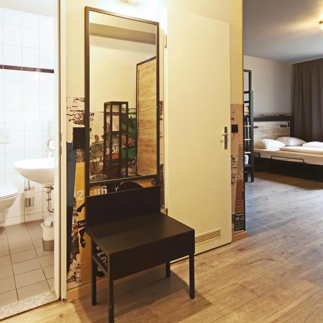 Room, 6 Beds, a&o Stuttgart City 8/8