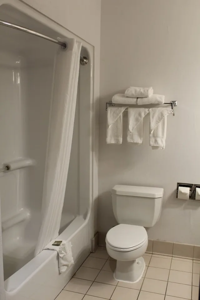 غرفة بسريرين كوين لذوي الإعاقة، Country Inn & Suites by Radisson, Gettysburg, PA 2/3