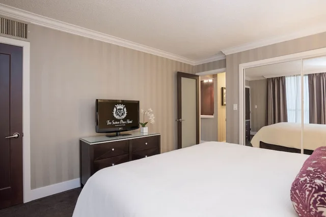 1 Bedroom, Deluxe, Suite, King Bed, Sofa, La Grande Residence at the Sutton Place Hotel 2/4