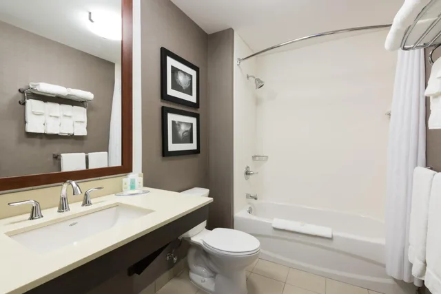 غرفة قياسية بسرير كينج وسريرين كوين، Comfort Inn & Suites Campbell River, BC 6/6