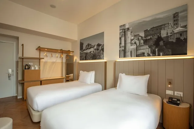 غرفة بسريرين منفصلين، Cosmopolita Rome Colosseum, Tapestry Collection by Hilton 3/4