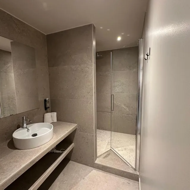 جناح، Hotel Medieval 8/8