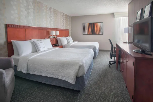 Room, Multiple Beds, Accessible، Courtyard by Marriott Wilmington Downtown 1/2