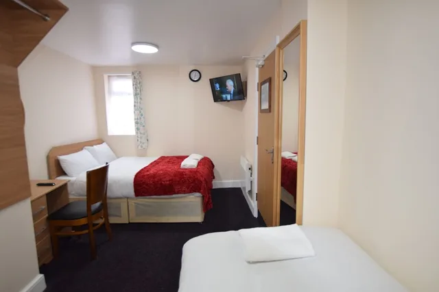 غرفة ثلاثية بسرير مزدوج وسرير فردي، Woodlands Lodge Ilford 7/10