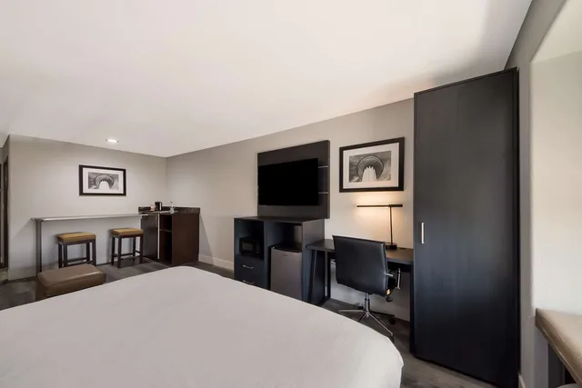 جناح بسرير كينج مع أريكة بحوض استحمام لذوي الإعاقة، Best Western Seaworld San Antonio 2/3
