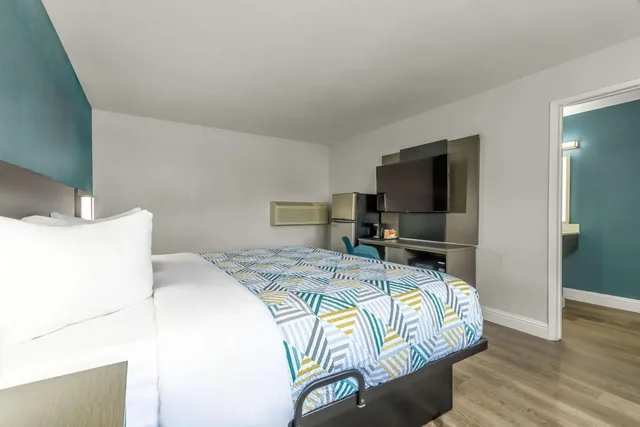1 King Bed - Mobil Access Tub Nsmk Micfridg، Studio6 Suites Madera, CA - Yosemite 3/8