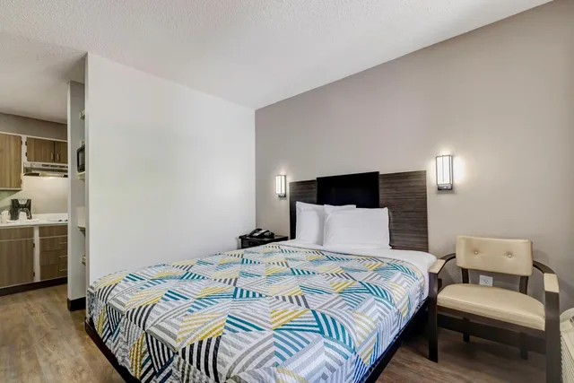 غرفة بسرير كوين لغير المدخنين، Studio6 Arlington, TX - South - Dallas 2/2