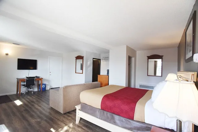 غرفة قياسية بسرير كوين مع أريكة، Econo Lodge Inn & Suites Drumheller 2/8
