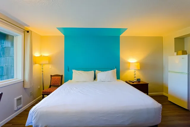 غرفة بسرير كينج بإطلالة على النهر بمطبخ صغير، Coast River Inn by OYO Seaside 3/6