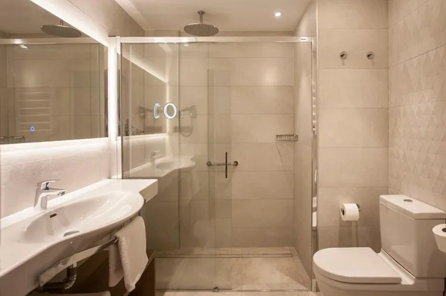 جناح جونيور بشرفة، Presidente Hotel 4/9