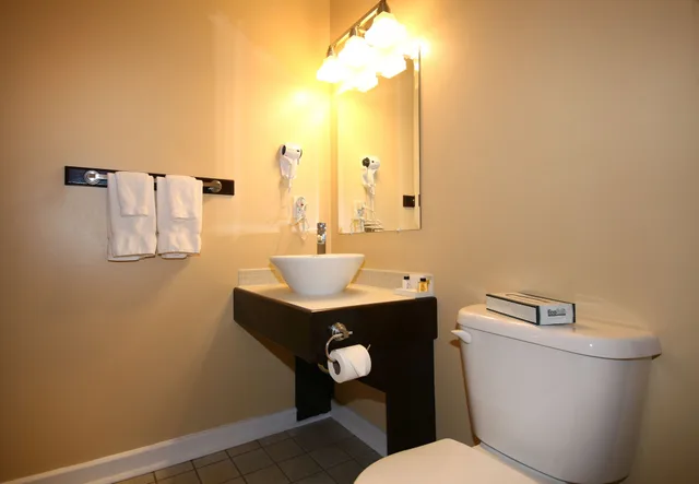 جناح ديلوكس بسرير كوين، Grenfell Heritage Hotel & Suites 2/2