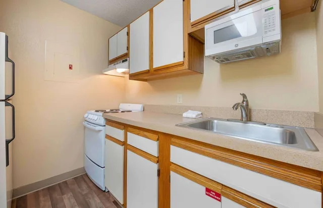غرفة بسرير كوين مع أريكة بمطبخ، Studio 6 Extended stay Fairfield, OH - Cincinnati 5/5