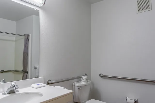غرفة قياسية بسرير كينج، Motel6 Redmond, OR 3/4