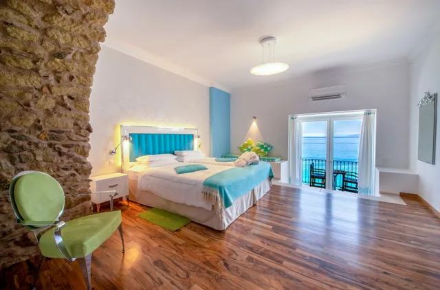 جناح، Piccolo Grand Hotel 1/2