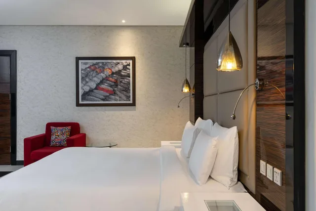 غرفة بريميوم بإطلالة على المسبح بشرفة، RADISSON BLU HOTEL, LUSAKA 3/10