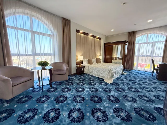 جناح بسرير كوين، Plaza Hotel Bishkek 1/3