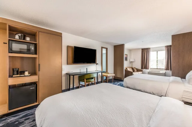 جناح بسريرين كوين مع أريكة، Fairfield Inn Suites Greensboro Coliseum Area 4/6