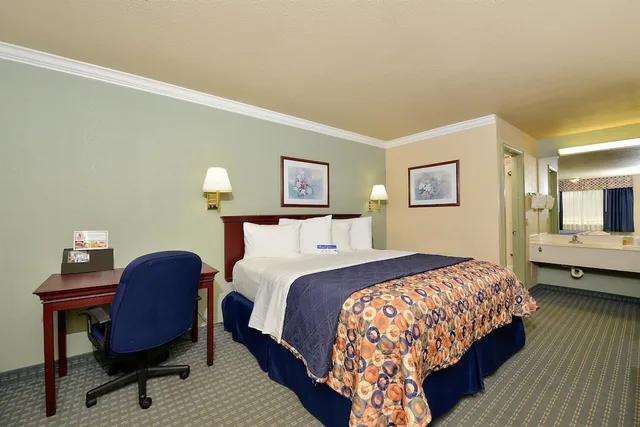 غرفة بسرير كينج للمدخنين، Americas Best Value Inn Houston Hobby Airport 1/4