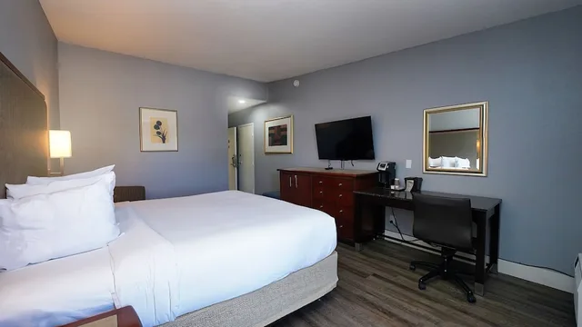غرفة بسرير كينج بشرفة، Seaside Inn & Suites 1/10