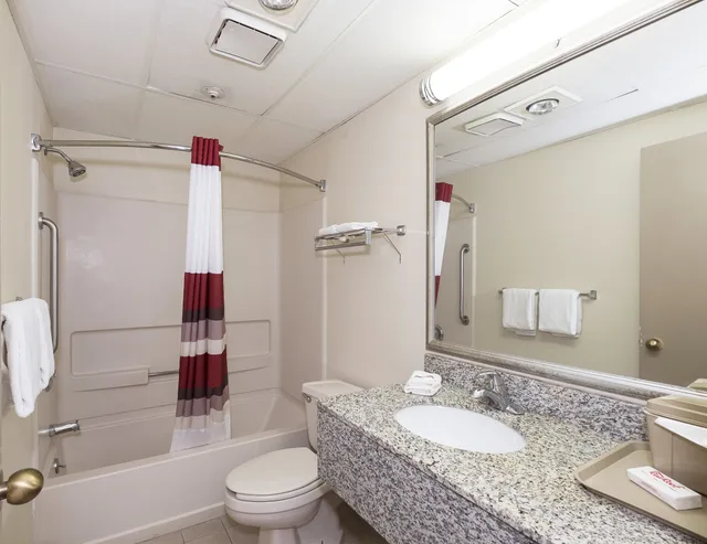 غرفة سوبيريور بسرير كينج للمدخنين، Red Roof Inn Hartford - Vernon 3/5
