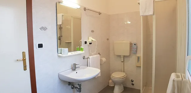 غرفة اقتصادية بسرير كوين، Terme Di Castel San Pietro 2/2