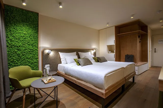غرفة بسرير كوين بإطلالة على المتنزه بشرفة مع أريكة، Hotel Park 3/4