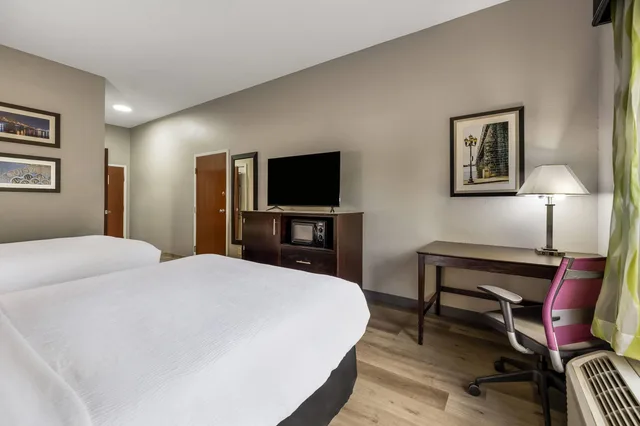 Room, Quadruple, 2 Queen Beds, Accessible, La Quinta Inn & Suites by Wyndham Louisville East 3/6