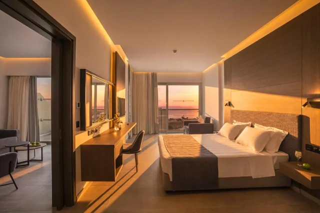 Elite, Family Suite, Executive, Side Sea View، Cavo Maris Beach Hotel 2/3