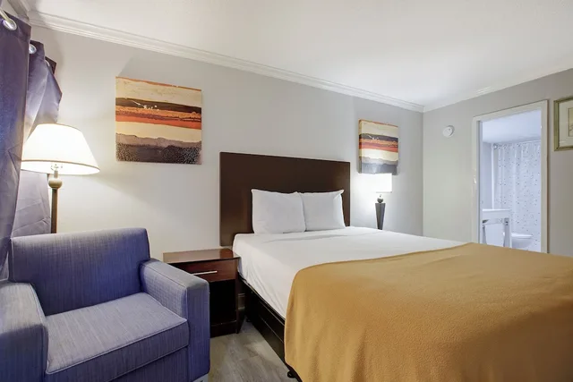 Room, Queen Bed, Riverside Inn & Suites by OYO Danville Ceaser Casino 2/10