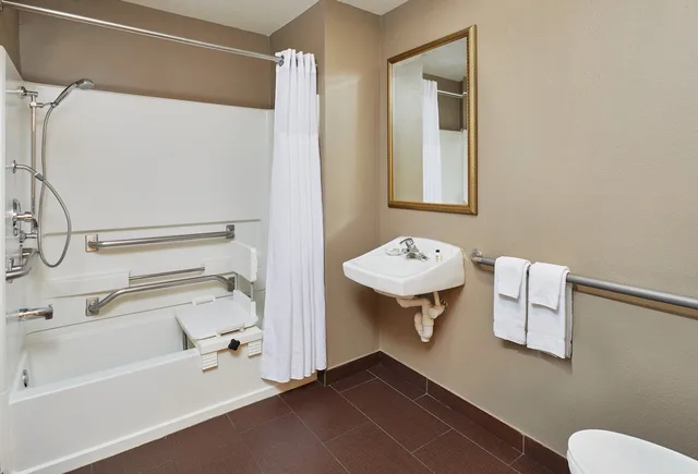 جناح بسرير كينج وسريرين كوين بغرفتي نوم بمطبخ لذوي الإعاقة، Staybridge Suites Orlando Airport South 13/15