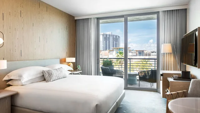 غرفة بريميوم بسرير كوين، Kimpton Hotel Palomar South Beach 2/7