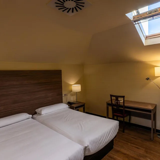 Upper, Double or Twin Bed, Attic، Centro Los Braseros 3/9