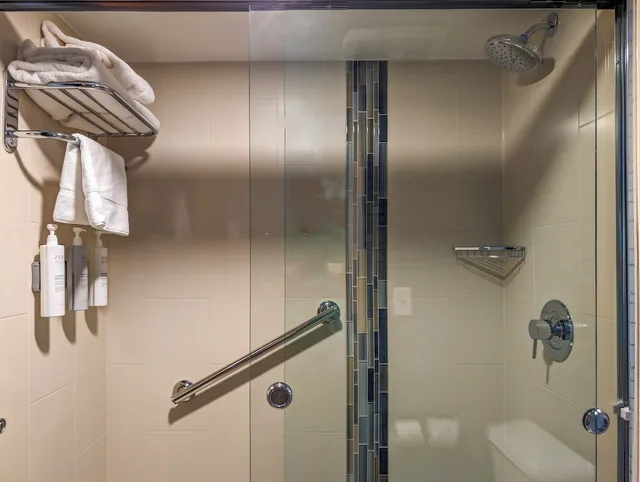 غرفة بسرير كينج مع أريكة بمطبخ، Homewood Suites by Hilton Oklahoma City Airport 9/10