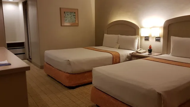 غرفة بريميير ثلاثية بسرير مزدوج وسرير فردي، Riviera Mansion Hotel 1/5