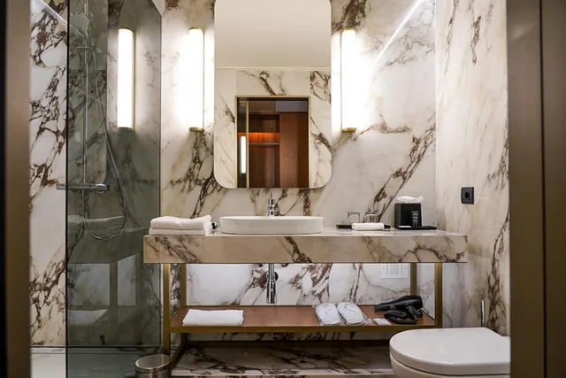 جناح جونيور بسرير كينج مع أريكة، Sheraton Lake Como Hotel 9/10