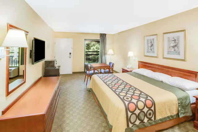 غرفة قياسية بسرير كينج للمدخنين، Super 8 by Wyndham Diberville Biloxi Area 5/10