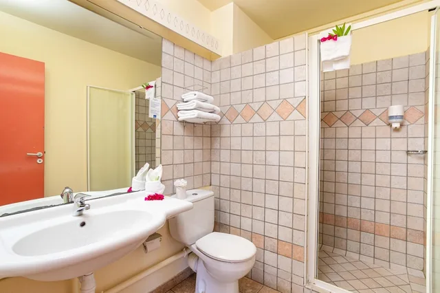 غرفة سوبيريور بسريرين منفصلين بغرفة نوم واحدة مع أريكة بمطبخ صغير، Karibea Resort Sainte Luce Residence Caribia 5/6