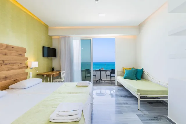 جناح ديلوكس بسريرين منفصلين بإطلالة على البحر مع أريكة في الطابق العلوي، Meltemi Coast Suites 1/2