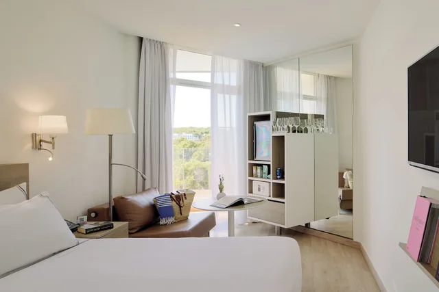 Connecting, Queen Bed, Sofa, Melia Cala Galdana 5/7