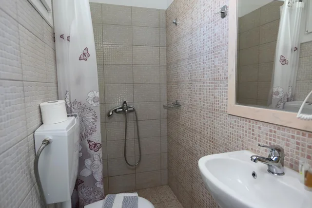 غرفة قياسية بسريرين منفصلين بإطلالة على الحديقة، Kastro Hotel 7/8