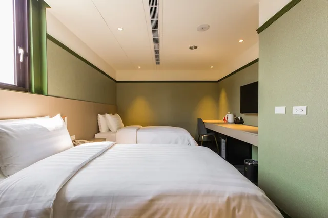 غرفة قياسية بسريرين منفصلين، Queen Hotel 2/3