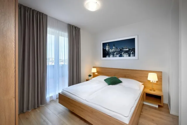 بنتهاوس حصري بسريرين كوين بإطلالة على المدينة بشرفة بغرفتي نوم مع أريكة، Downtown Suites Belohorska 4/10