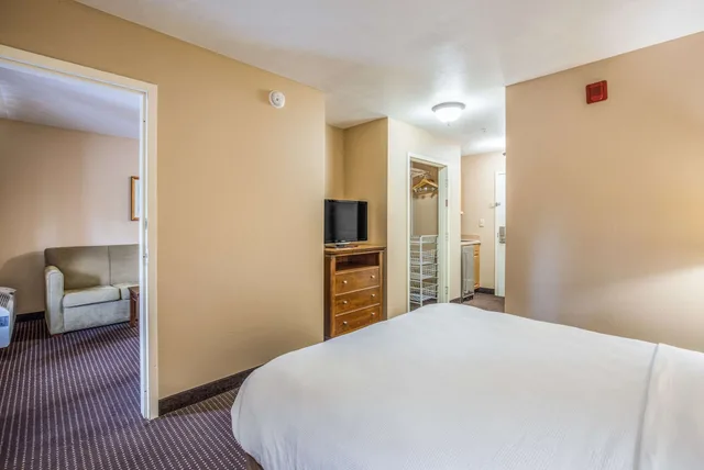 Efficiency, Suite, Queen Bed, Sofa، MainStay Suites Port Saint Joe South 4/10