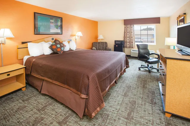 غرفة قياسية بسرير كينج للمدخنين، Days Inn By Wyndham Alma 1/4