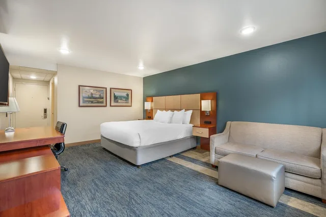 غرفة قياسية بسرير كينج بإطلالة على الفناء مع أريكة، Best Western Plus Clocktower Inn 4/6